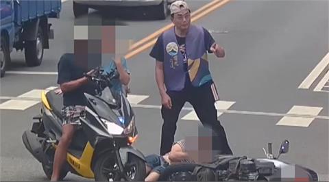 罷免傅崐萁行動啟動街宣！婦人騎車經過挑釁「分心摔車」畫面曝光