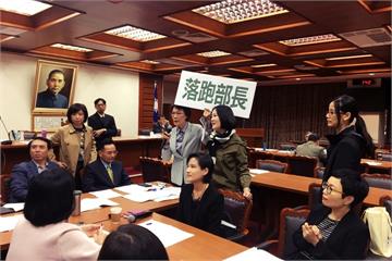 黃昭順踢館教委會  大罵：靠腰啦～