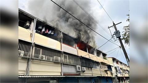 最新/濃煙狂竄!台南歸仁民宅火警 延燒周邊5住宅畫面曝光