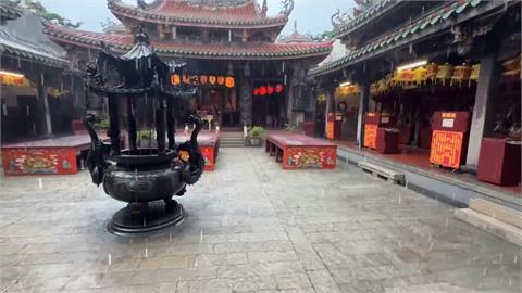 大雨狂倒！ 鹿港天后宮外積水再現 淹到腳踝