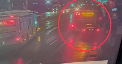 快新聞／驚！台北車站前驚悚車禍　34歲男駕駛高速撞公車畫面曝光
