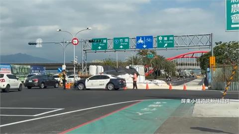快新聞/直擊!屏東麟洛交流道「大車貨物散落一地」 現場畫面曝