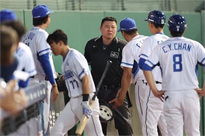 中職（影）／悍將周佳樂「揮空飆國罵」遭驅逐　陳金鋒上場抗議成插曲