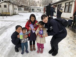 歐洲慈濟塞爾維亞發放冬衣 難民孩童心中有愛盼當警察