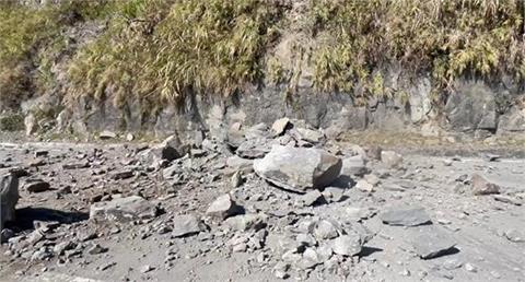 嘉義狂搖！阿里山公路落石砸中自小客車　現場實施單線雙向管制