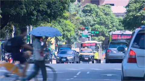 西南風影響高溫炎熱「留意防曬補水」！午後鋒面接近降雨範圍增