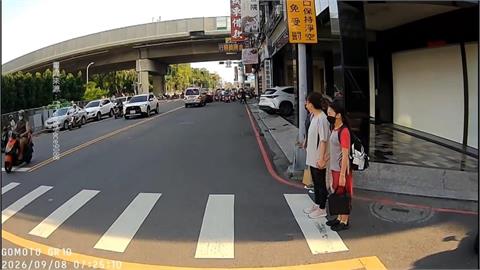 高雄鳳山過埤國小通學路沒號誌　車流多駕駛停讓少上下學好危險