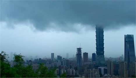 台北一早雨彈狂炸！「天空瞬間變暗」畫面曝　網驚：跟颱風一樣的雨