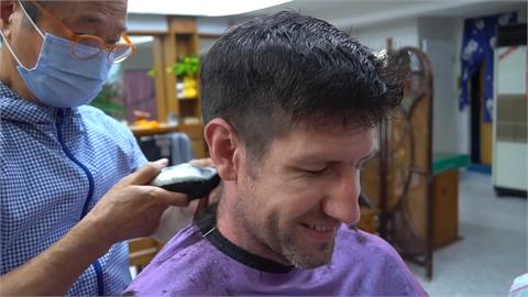 英國男初體驗台灣傳統理髮　「一條龍服務」讓他驚喊：見世面了