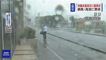 巴威龜速移動「凌遲」沖繩那霸  強風暴雨吹爛傘！民眾走路都困難