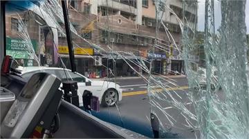 基隆麥金路客運撞客運... 車屁股破一個大洞
