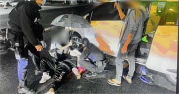 驚險瞬間!女子機車滑入小客底 警民合力抬車救命