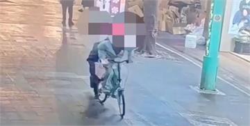 身障者擺攤賣彩券遭無業男搶46張刮刮樂　下一秒路人合力將他制伏