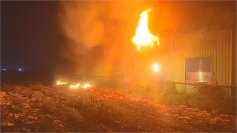 悚！台南「蘭花資材工廠」暗夜竄火　烈焰直衝天際畫面曝