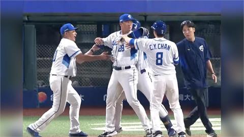 中職(影)／富邦悍將「棒球情人」國輝教練罕見動怒！不滿日籍主審暴走怒吼衝場理論