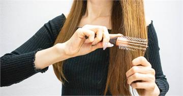 吹頭、梳頭都中招！　醫曝日常4習慣害頭髮變細、易斷