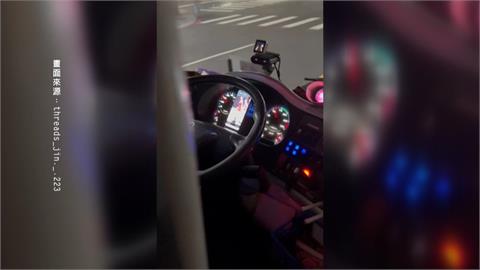 公車駕駛開車邊看手機　太誇張！乘客直擊嚇壞