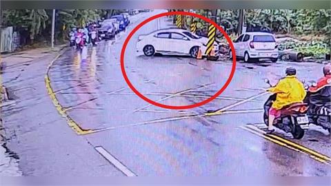 桃園駕駛街頭狂飆撞斷路樹　精神恍惚車內搜出「這東西」