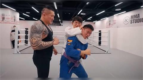 快新聞／黃國昌街頭上演「勒警鎖喉」！館長玩笑成真　小草攻官邸爆衝突