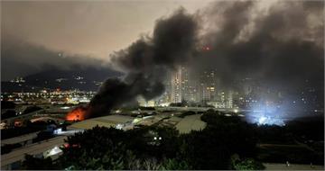 蘆洲鐵皮工廠暗夜起火　濃煙狂竄「三重人都聞到」