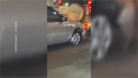 高雄離奇車禍!兩車擦撞引圍觀 民眾:啊右前輪咧?