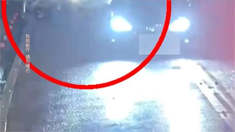 危險!女童貪方便不走斑馬線 穿越「閘道排水孔」挨撞