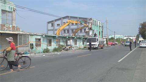 廢棄紙廠紙片牆臨馬路　民憂地震倒塌恐傷人！