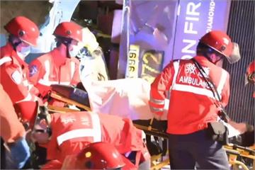 香港巴士翻覆數十人被困車廂 目前18死47傷