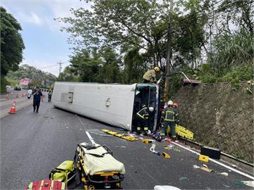 快新聞／北埔台三線遊覽車翻覆　駕駛經搶救仍不治