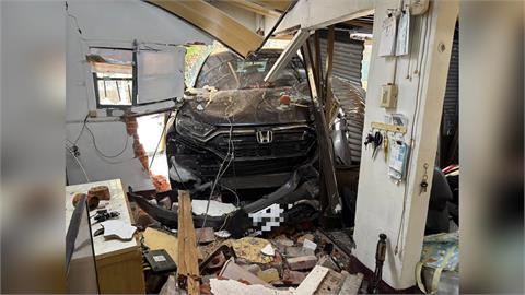 快新聞／台中「七旬婦」駕車衝進民宅！客廳變車禍現場　驚悚畫面曝光