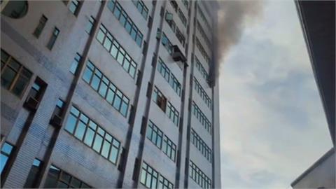 住家隔壁起火濃煙竄屋！　受災戶「收藏品全毀」控屋主態度消極