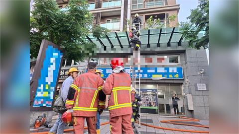 最新／三重大樓失火「4人受困」　1男1女3樓外求救