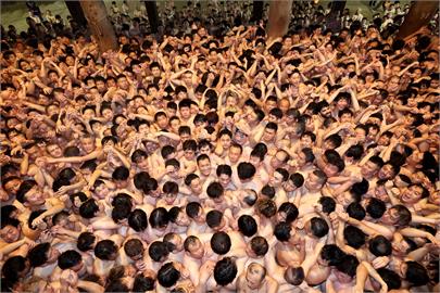日本岡山「裸男祭」睽違4年登場　上千名丁字褲男參與吸睛