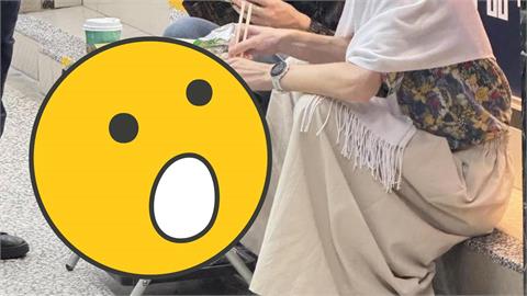 外國人坐超商門口開吃…竟將「傘架當餐桌」！網見「1細節」笑喊：生活智慧王