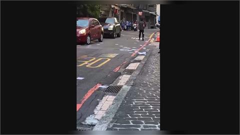 快新聞／與老師有恩怨？振聲高中門口前黑衣男撒大量傳單　校方回應了