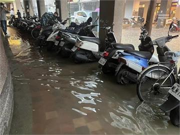 快新聞／豪雨炸台中　水淹馬路、騎樓畫面曝光