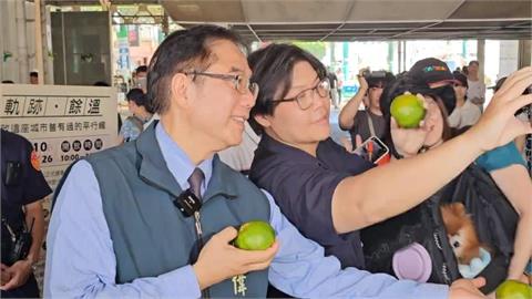 台南舊火車站拍照最後一天！　民眾帶橘子重現朱自清「背影」