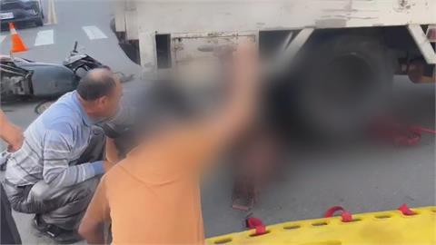 彰化小貨車迴轉撞機車　女騎士捲車底牙斷手脫臼