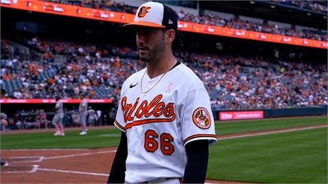 MLB(影)／最有創意寶寶性別揭曉！金鶯菜鳥投手在比賽中為哥嫂公布答案