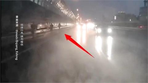 扯！高雄三人約跑「上國道」　雨中狂奔民眾全看傻：玩命？