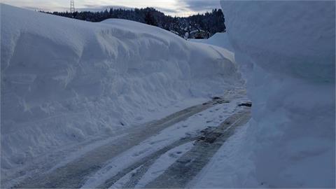 快新聞／出國注意！日本海側降下暴雪「各地交通大亂」　2千人受困新千歲機場過夜