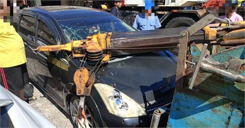 快新聞／飛來橫禍！南方澳吊車翻覆　小客車慘遭壓毀