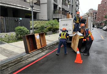 24日中午過後收運垃圾　新北環保局整備人力機具協助災後清理