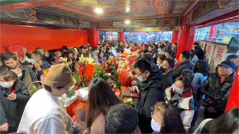 大年初一拜廟求財求順心　順澤宮、紫南宮人潮擠爆