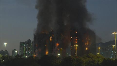 宏福苑火災猛烈蔓延來不及逃！　妻疑困火場　老翁悲痛雙手高舉