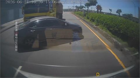 台中半聯結車外切撞翻轎車　彰化2機車對撞雙雙倒地