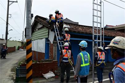 風災水災重創南台灣 台水助災民修屋頂