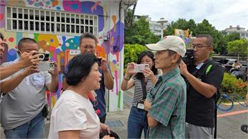 「葉霸」投票所前遇攔路理論　婦人稱：妳教壞我兒子