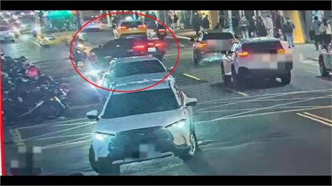 炸雞掉滿地！千萬麥拉倫超跑撞上外送騎士　引擎蓋烤漆鈑金毀損　維修費曝光