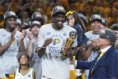 NBA季後賽(影)／溜馬相隔25年再度進軍總冠軍　喀麥隆大前鋒獲頒東決MVP